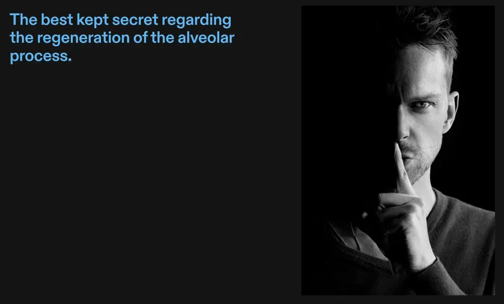 Un uomo in bianco e nero con un