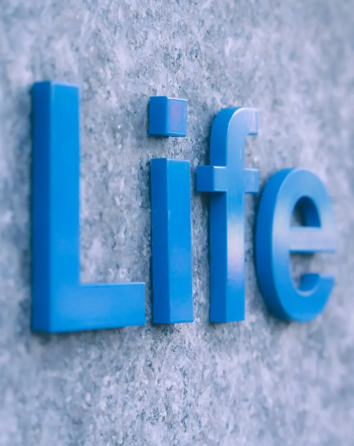 La parola Life in lettere tridimensionali su una parete — Foto di Se. Tsuchiya su Unsplash