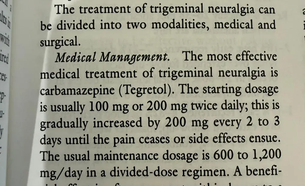 Testo che discute il trattamento della nevralgia del trigemino, evidenziando la carbamazepina come terapia principale e dettagliando il dosaggio e la gestione medica.